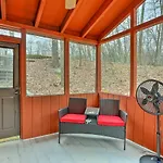 Cozy Bushkill Cabin With Deck Near Shawnee Mountain!