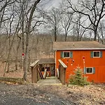 Cozy Bushkill Cabin With Deck Near Shawnee Mountain!