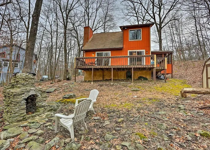 Cozy Bushkill Cabin With Deck Near Shawnee Mountain!