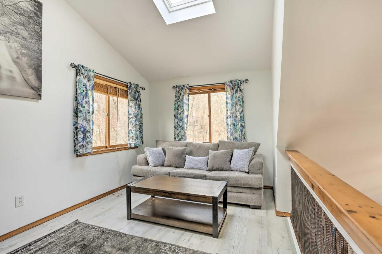 Cozy With Deck Near Shawnee Mountain!