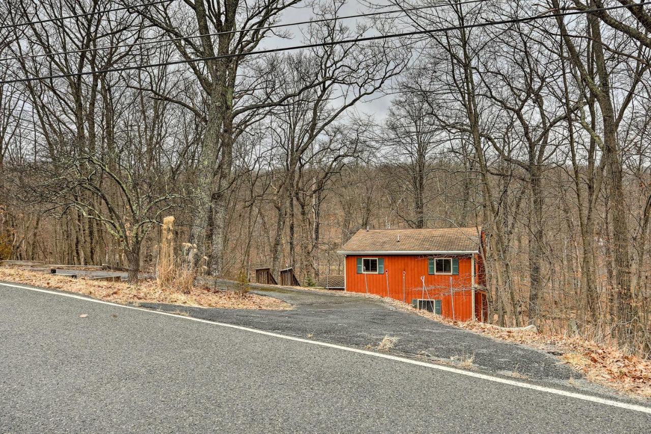 Holiday home Cozy With Deck Near Shawnee Mountain!