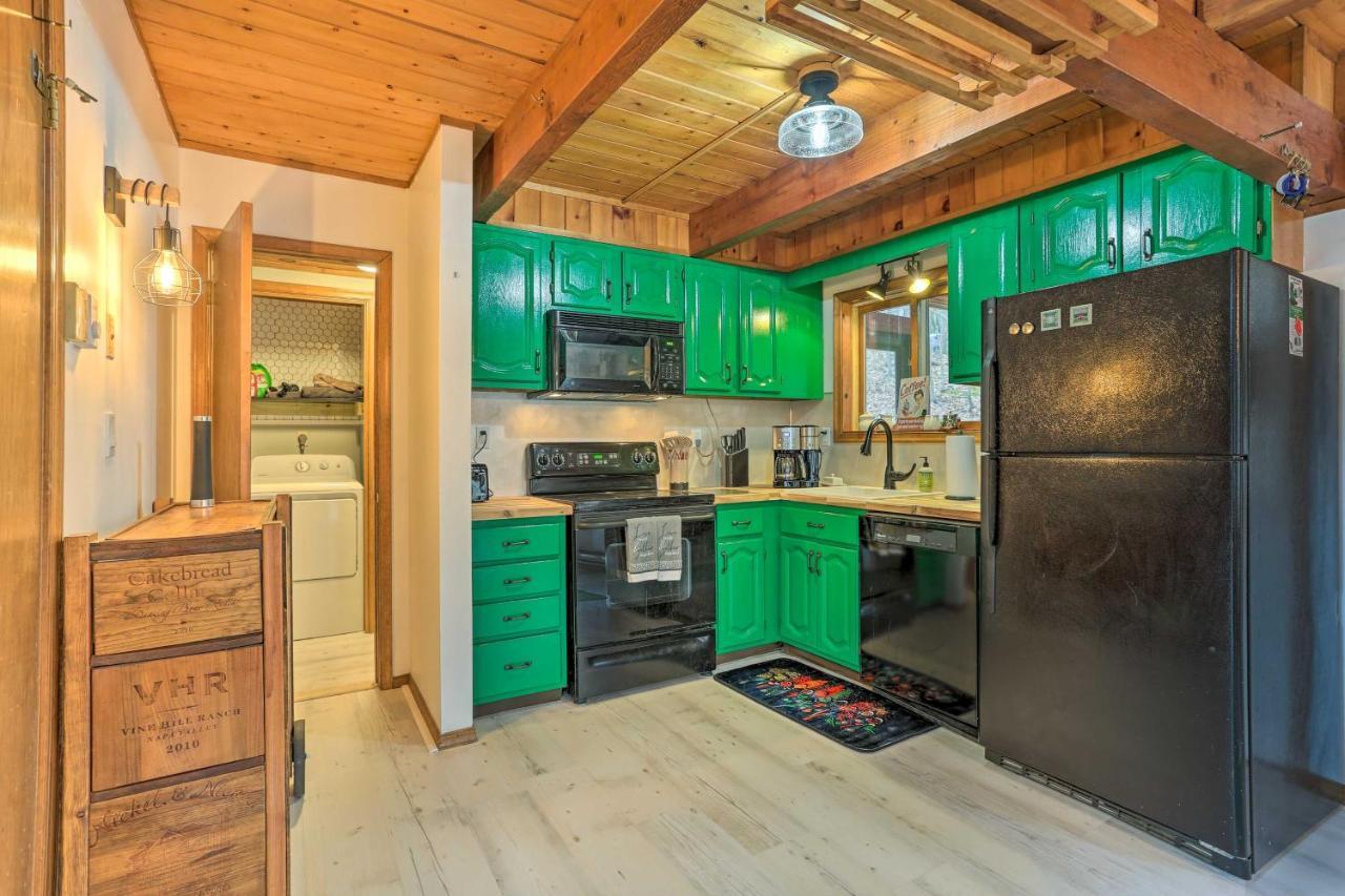 Cozy With Deck Near Shawnee Mountain! Holiday home *